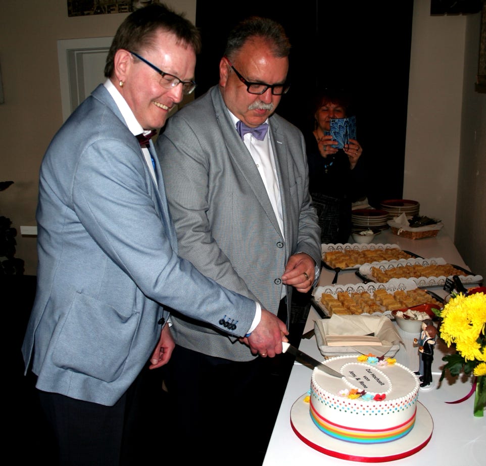 Jens und Rene schneiden die Torte an
