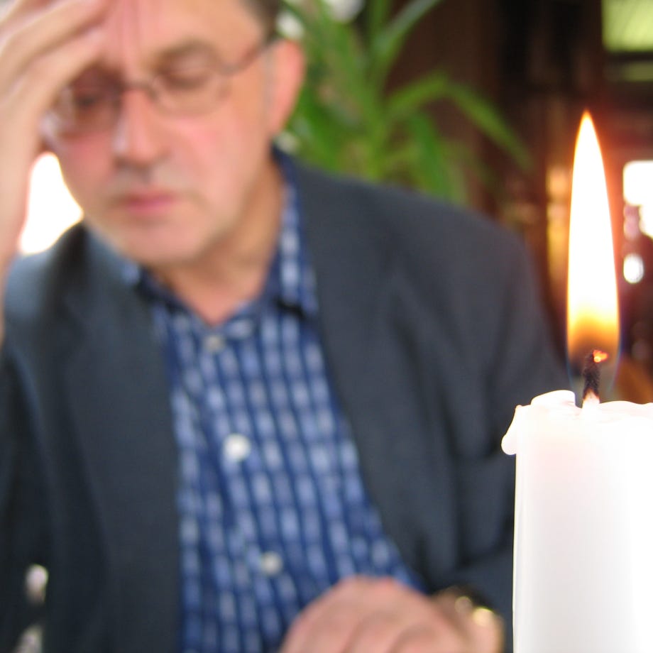 Rotes Eichhörnchen Auf Brauner Tischplatte