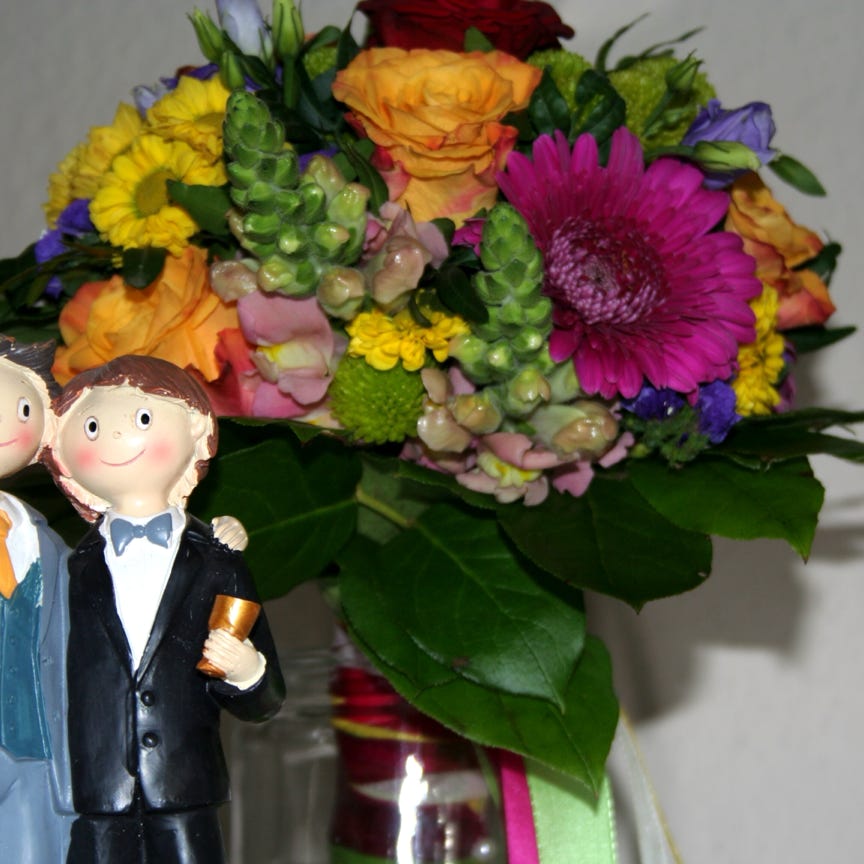 Schwarzweißfoto von wirbelnden Sufi-Derwischen in Konya, die Spiritualität und Tradition verkörpern.